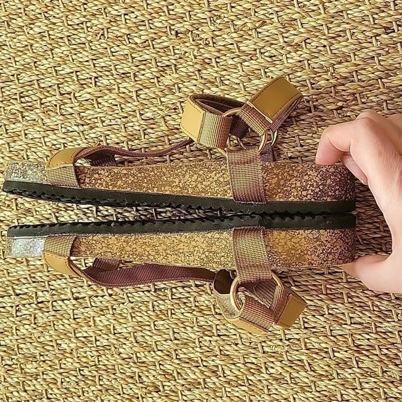 QUPID tan strap sandals in great condition.  Cork bed. Size is 6.5. - Picture 6 of 8